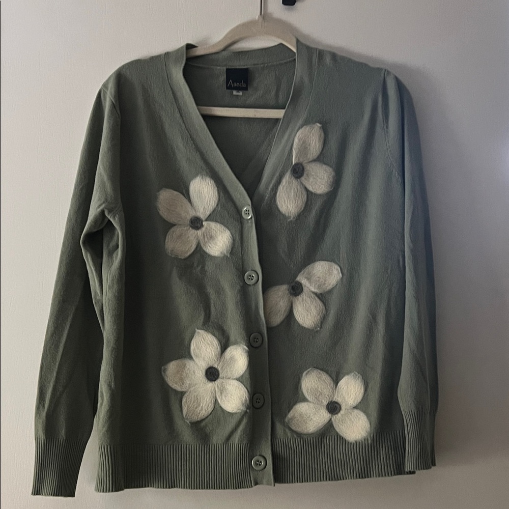 Aaeda Women's Green Floral Sweater Size M